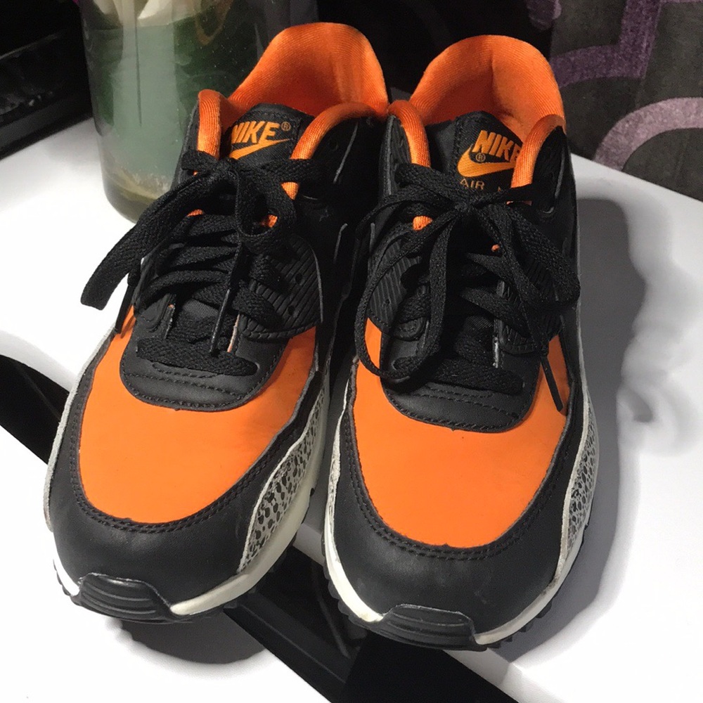 NIKE AIR MAX (GENTLY USED)